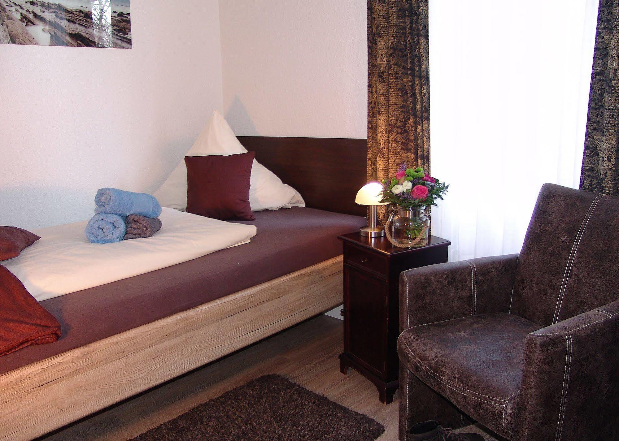 Hotel Garni Landhaus Uttum Krummhoern Exterior photo